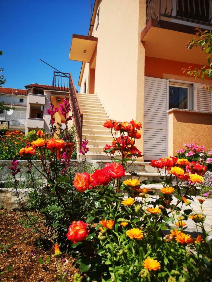 Naomi's Sunshine Apartment *