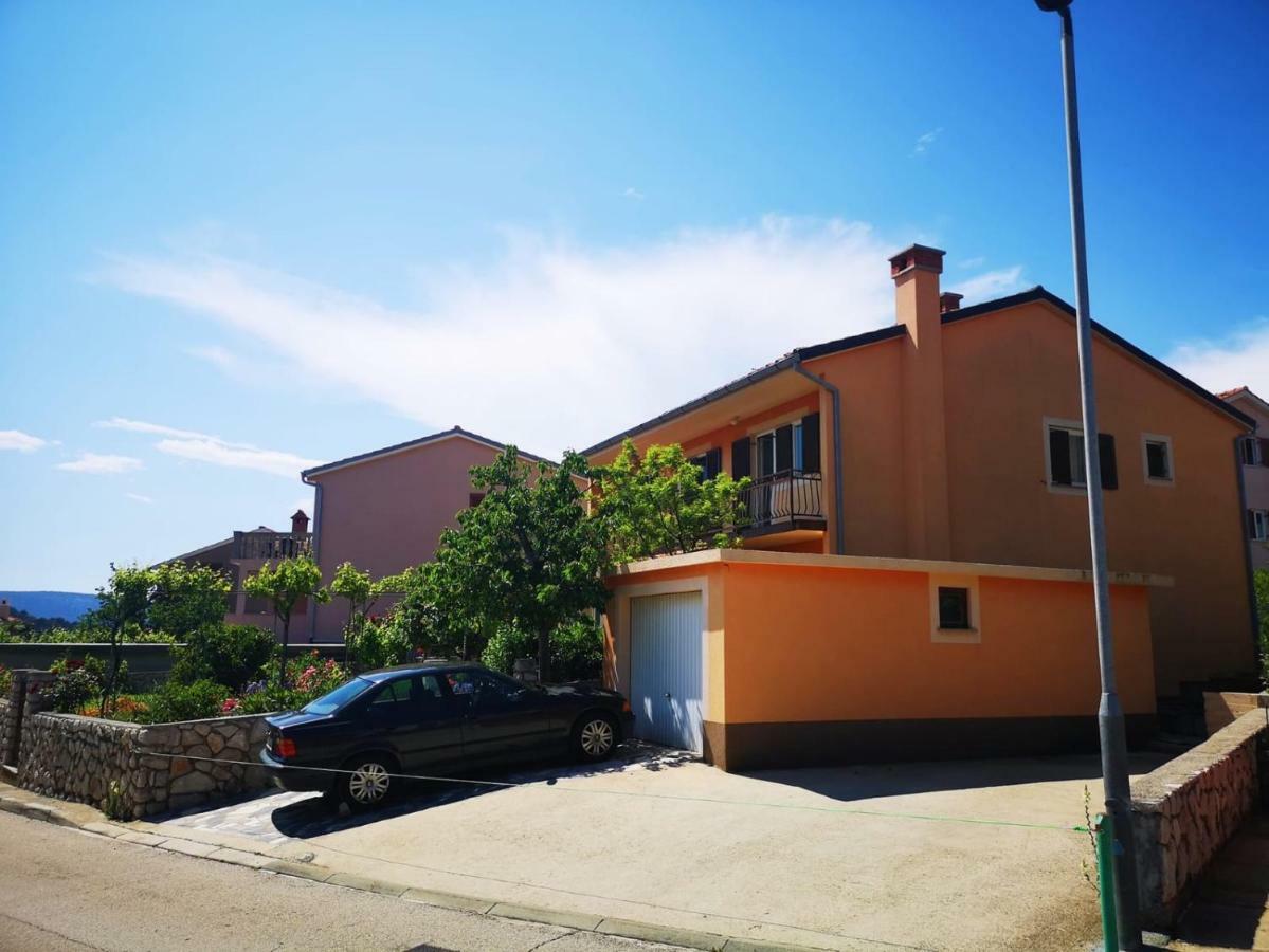 Naomi's Sunshine Apartma